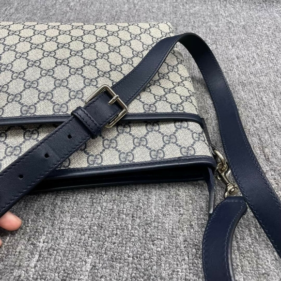 100% Authentic Gucci Leather Messenger Crossbody 450-102024 - Picture 16 of 16
